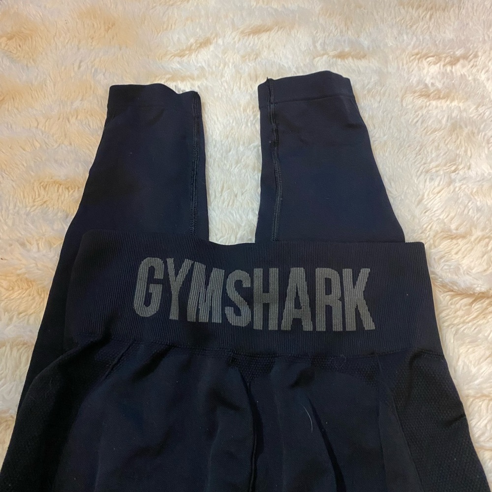 Gym shark leggings